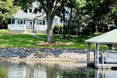 Image de Superbe maison au bord du lac avec un quai privé et les plus beaux couchers de soleil!