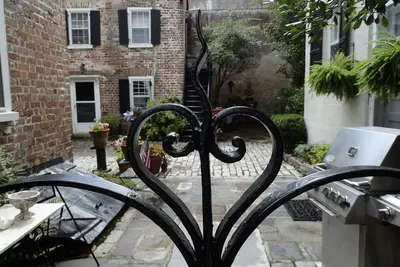 Image de Cottage 1 chambre dans le centre de la ville! Parking gratuit et cour privée