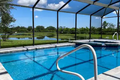 Image de Belle villa privée au bord de l'eau sur cul-de-sac calme, piscine et spa, wifi