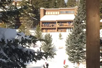 Image de Tyra - True Ski In Ski Out, 732 pieds carrés avec des vues spectaculaires. Balade en ville.