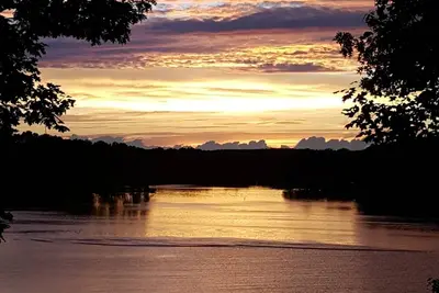Image de Linger Longer - Beaux couchers de soleil et de superbes vues sur le lac.