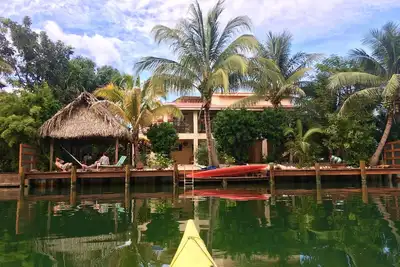 Image de Waterside tranquillité avec piscine sur le toit. Sous un nouveau propriétaire