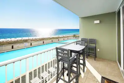 Image de Direct Ocean View, nouvellement rénové, décor platine, service de plage - we212