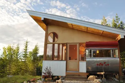 Image de Tin Poppy - Glamping dans les collines de mélèzes à 25 minutes de Salmon Arm