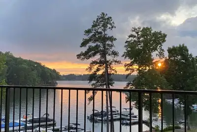 Image de Directement sur l'eau! Quelle vue! Stillwaters Gated Resort & Marina