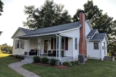 Image de Sunset Cottage, votre maison Ă 3 minutes de l'arche!