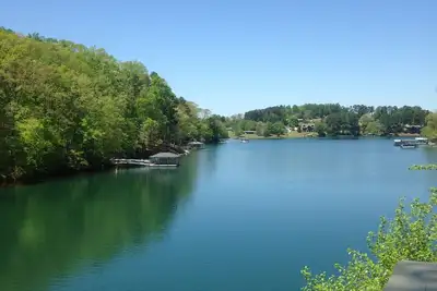 Image de Lake Keowee Condo avec de superbes vues, piscine extérieure près de Clemson et Marina.