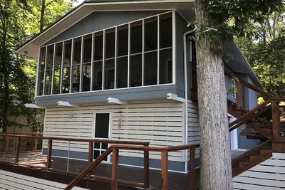 Image de Bienvenue Ă Relaxing Driftwood Lake Cottage sur Ft. Lac Loudon