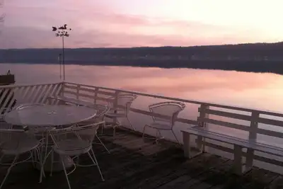 Image de Voir le lac de chaque pièce! Intimité, beaucoup de stationnement, magnifiques couchers de soleil!