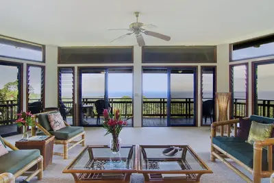 Image de 360 degrés de vue sur l'océan et la montagne à partir de cette belle maison.