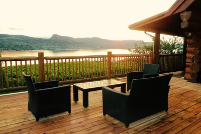 Image de Private Waterfront Log Home 4br, Naramata Bench, au coeur du pays du vin