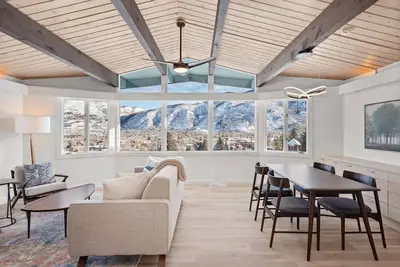Image de Dans le centre-ville d'Aspen et la montagne Ajax comme arrière-cour