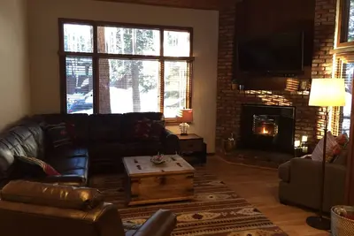 Image de Remodeled 2 Br + Loft / 2. 25 Ba (8 personnes) à Mammoth Lakes - Woodlands Complex