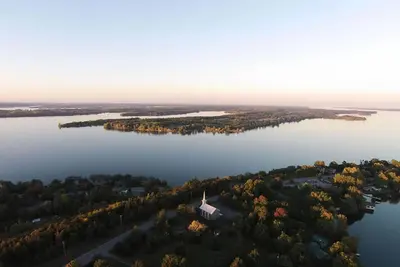 Image de Maison de comté magnifiquement rénové près du lac sur la montagne Prince Edward County