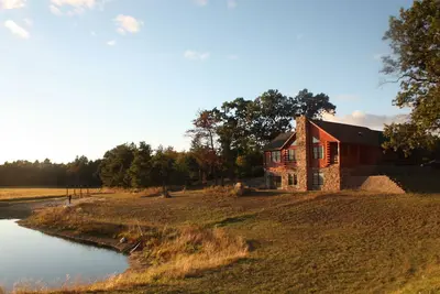 Image de Cabine au milieu de 72 acres ~ Étang de baignade privé ~ Agréable toute l'année