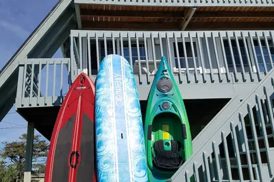 Image de Brasseurs locaux, kayaks, vue sur l'océan, lac, Sup, vélos