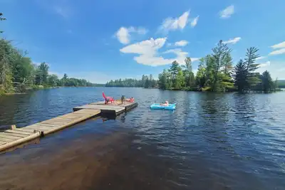 Image de Balsam Point Cabin une escapade d'hiver au bord du lac pour s'amuser en famille et de détente.
