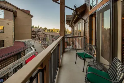 Image de 2 chambres w / Grand Loft + 2. 5 salles de bain - 8 couchages. Livraison d'épicerie gratuite!