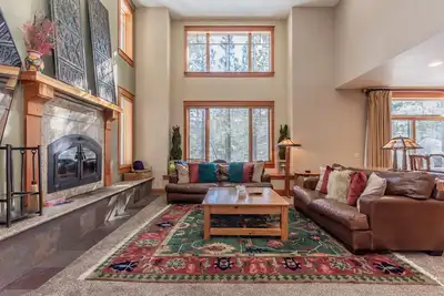 Image de Large Timbers Rental, 4 chambres à coucher + Den / 3. 5 Bath Townhm, 10 couchages, garage privé pour 2 voitures et bain à remous!