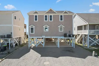 Image de Belle maison face à l'océan avec 4 chambres, 3 1/2 salles de bain et deux terrasses face à l'océan offrant une vue spectaculaire sur l'Atlantique!