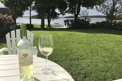 Image de Charmant Cottage Oceanfront avec vue sur le coucher du soleil, A \/ C, et plage privée Assoc