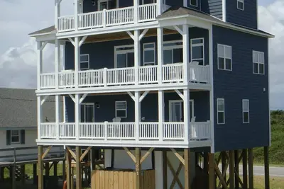 Image de Hou la la! Maison de plage de 5 chambres avec ascenseur et accès à la plage privée! Fabuleux!