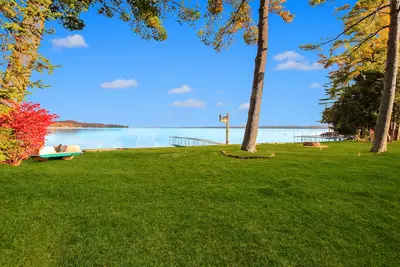 Image de Torch Lake Sandbar Cottage Hebdomadaire juillet-mi-août, juin et fin août 2-5 nuits Merci de demander