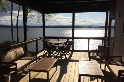 Image de 4 Br Burlington Lakefront Home avec vue sur la montagne et accès privé au lac!
