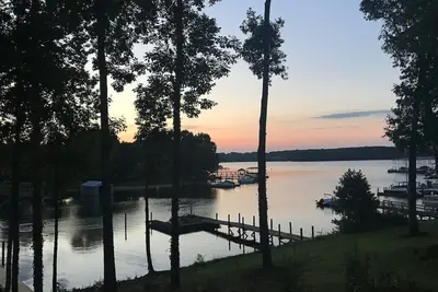 Image de Nouvelle maison de luxe au bord de l'eau avec une vue imprenable!