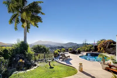 Image de Séjour de style Resort. Wine Country 20 minutes ou San Francisco 20 minutes. Gym.
