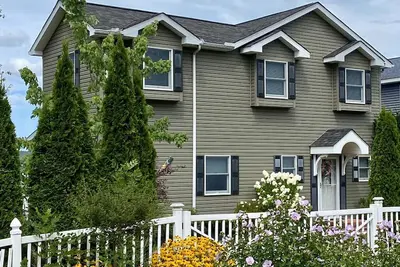 Image de Fabuleux Lakefront Home w \/ 1st fl bedrm une salle de bain complète-6 nite min juin à août