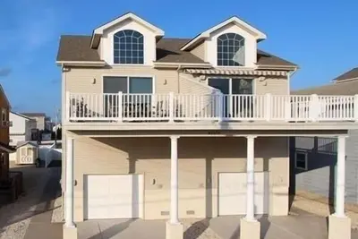 Image de Belle propriété de Sea Isle 4 chambres / 3 salles de bain Vue sur la baie - Promenade à la plage!