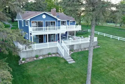 Image de Spacieuse et belle maison au bord du lac toute l'année à louer (15 personnes)