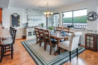 Image de Ski Upstate Ny! Retraite du lac Canandaigua. Unité d'extrémité rare! 4 lits / 3 salles de bain / 1750 pieds carrés