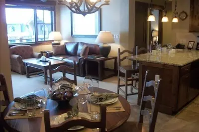 Image de 2/29 - 3/7/20 Magnifique condo skis aux pieds sur Peak 7, 1 Br, pour 4 personnes,