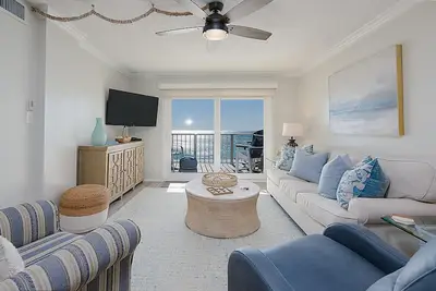 Image de Rénové - Mignon - Propre - Stocké - Sur la plage - Vues au 4ème étage - Condo familial
