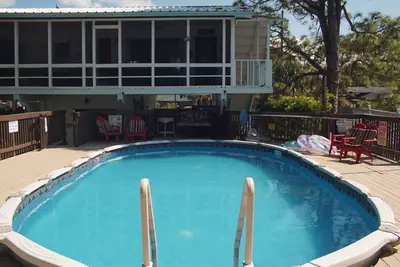 Image de Piscine privée, quai pour bateau et vérandas - 1. 5 blocs d'accès à la plage publique.