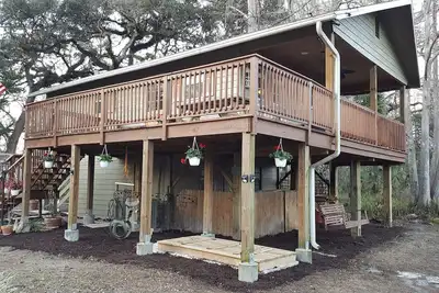 Image de Retraite Cabane Quaint sur un acre clôturé boisé avec un canal à la rivière