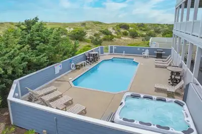 Image de Lush Oceanfront Amenities-Ascenseur, Piscine, 2 bains à remous, salle de jeux, Double appareil électroménager