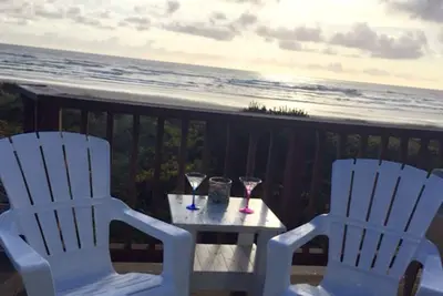 Image de Front de mer paisible. Vue imprenable avec accès à la plage privée.