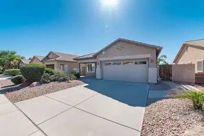 Image de Détendez-vous dans l'Arizona ensoleillé avec une piscine chauffée et une vue sur le golf