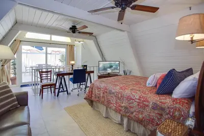 Image de Élégant studio / loft toute l'année - Unité arrière supérieure - Grande terrasse!