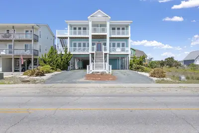 Image de Taylor's Cast Away - Maison de plage de deuxième rangée construite sur mesure offrant 4 chambres, 4 salles de bain complètes, 2 salles de bain, 2 salles de lavage, 2 cuisines, 2 grandes salles!