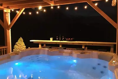 Image de Engelholf Lodge - près d'Asheville avec vue sur la montagne!