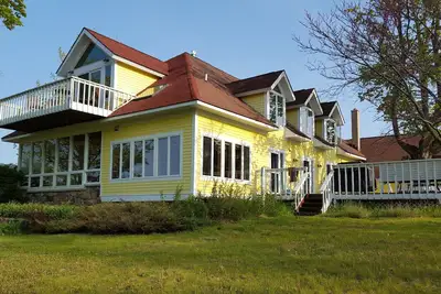 Image de Retraite spacieuse et paisible sur la baie de Grand Traverse! Grande terrasse \/ foyers \/ plage