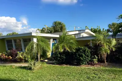 Image de Professionally Decorated cottage on Manasota Key -walk to beach
