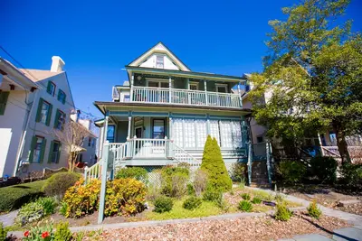 Image de Condo accueillant et mis à jour au cœur de Cape May!