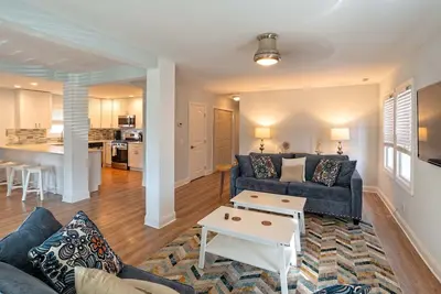 Image de ENTIÈREMENT REMODELÉ! Condo 1er ÉTAGE Beach Block