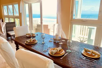 Élégante villa de type spa avec une vue imprenable sur l'océan, des balcons, des papayes et des perroquets