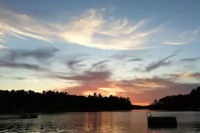 Image de Le lac Perch, entouré par une eau cristalline et nuages ​​gonflés, est céleste!